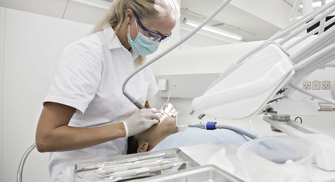 En tandplejerstuderende er behandler en patient i tandbørstning