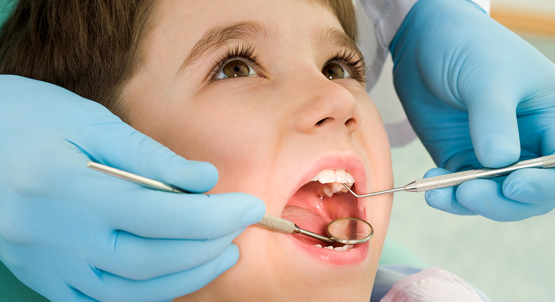Barn der bliver undersøgt af en tandplejer